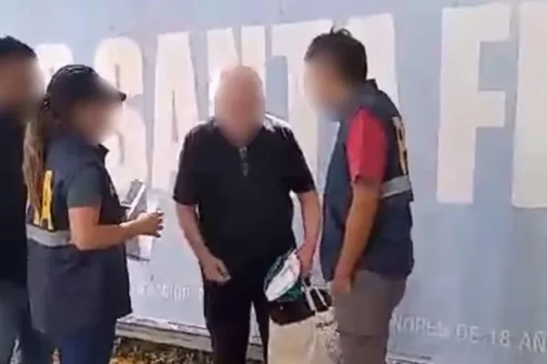 Un jubilado de 74 años lideraba una banda de arbolitos truchos que estafó a turistas extranjeros
