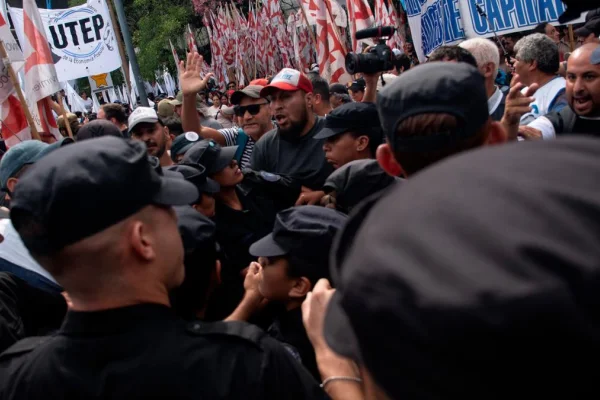 Una masiva movilización de organizaciones sociales reclamó alimentos para comedores