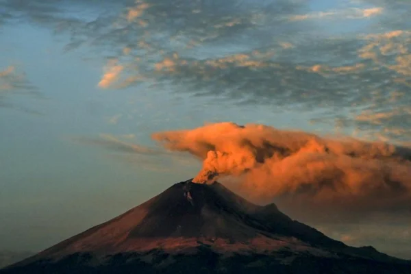 Una columna de cenizas del volcán Popocatépetl afectó vuelos en el aeropuerto de Puebla