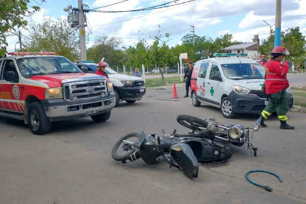 Dos heridos tras fuerte choque de motocicletas en la capital