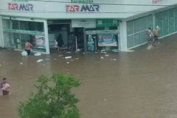Corrientes: robaron y vandalizaron una farmacia en medio de un temporal histórico