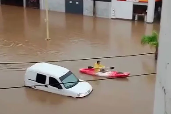 Temporal e inundación en Corrientes: casas y autos bajo el agua