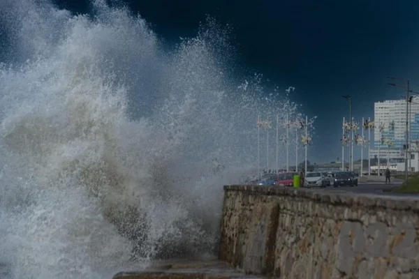 Aviso por olas de hasta 5 metros en Mar del Plata: qué es el ciclón extratropical en el Atlántico