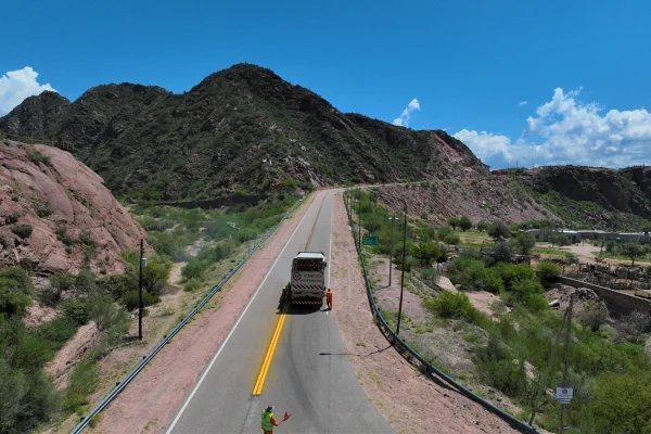 Vialidad avanza con señalamiento horizontal en Ruta Nacional 75