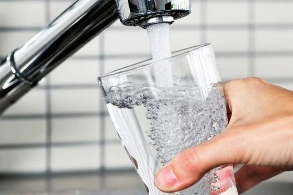 AYSA pide aumentos de hasta 209% para las tarifas de agua con actualizaciones mensuales