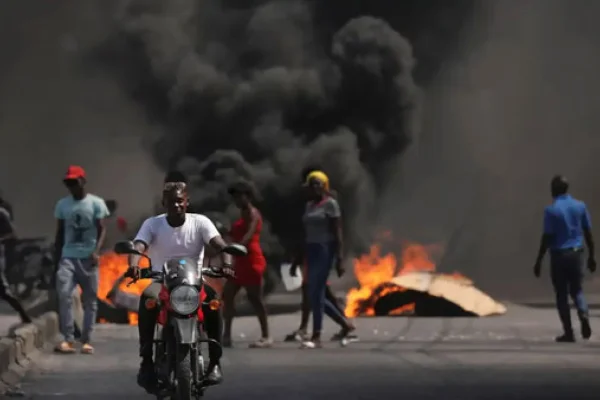 Haití: bandas criminales atacan edificios del gobierno y amenazan con un genocidio