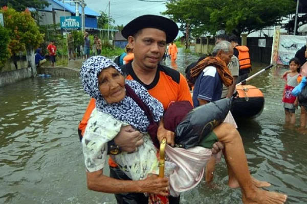 Inundaciones y corrimiento de tierras en Indonesia dejan 19 muertos y siete desaparecidos