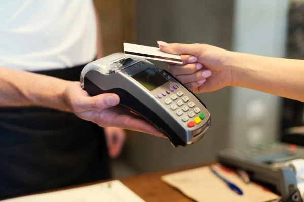 Desde hoy rigen cambios en los pagos con tarjetas de crédito y débito: ¿cuáles son?