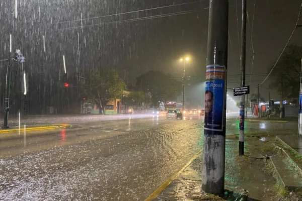 Inundación en La Plata: autos flotando y barrios enteros bajo el agua por la tormenta supercelda