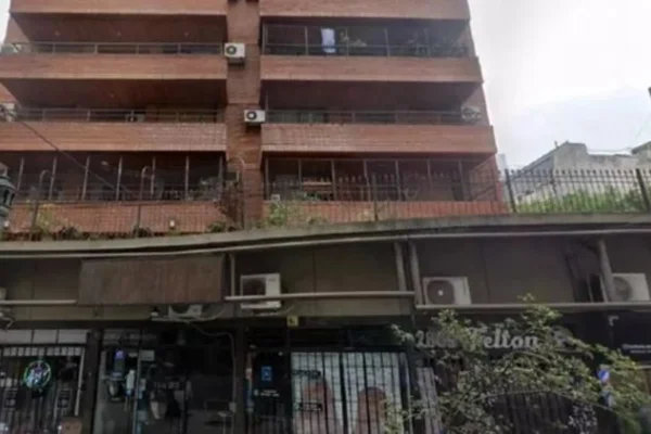 Murió una mujer en Recoleta por el temporal: se le cayó la baranda de un piso 9