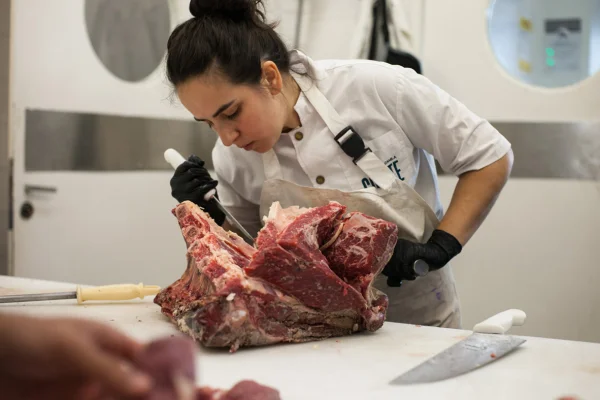 Realizan curso para que mujeres se formen en el oficio de carnicería