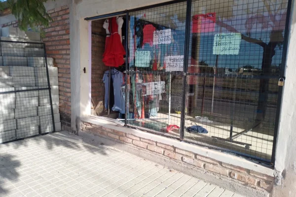 Delincuentes desvalijaron un local de ropa en el Barrio Néstor Kirchner