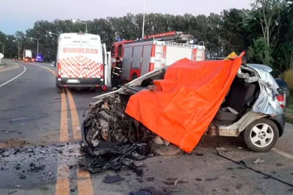 Un muerto al chocar de frente un auto y un camión en el sur de Córdoba