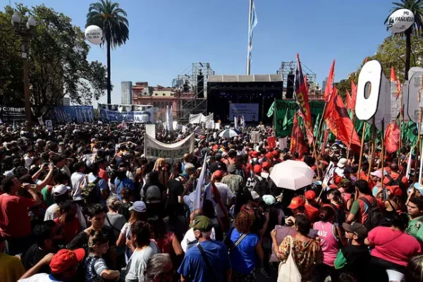 Una Plaza de Mayo colmada pidió por una ley contra el negacionismo