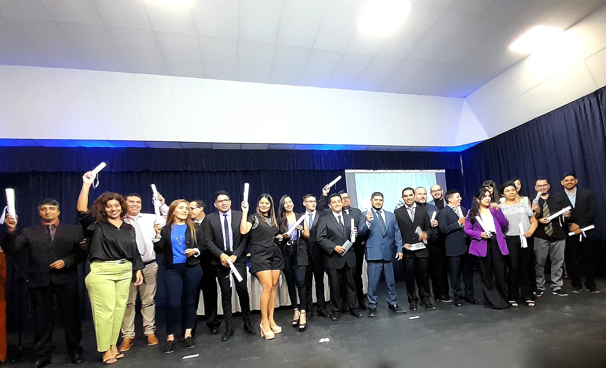 Elogios. Se felicitó a los graduados y graduadas por el esfuerzo conseguido. Elogios. Se felicitó a los graduados y graduadas por el esfuerzo conseguido.