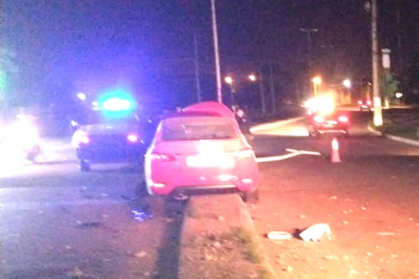 Un hombre salió ileso tras impactar con su auto contra un poste de la luz