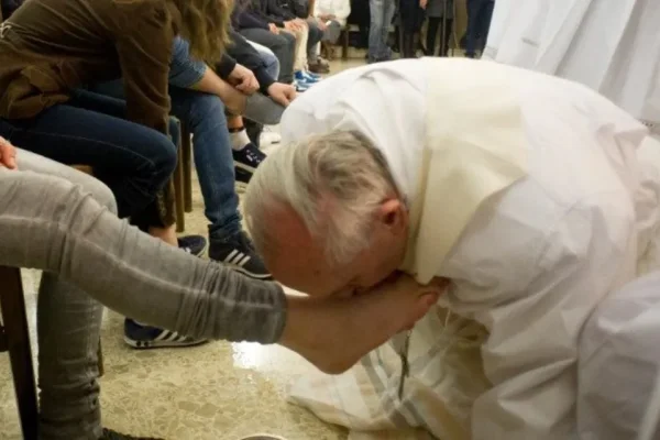 El Papa Francisco lava los pies a doce reclusas por Jueves Santo