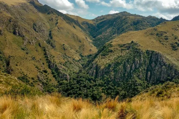 Encontraron a los dos turistas que cayeron por un barranco en el cerro Uritorco