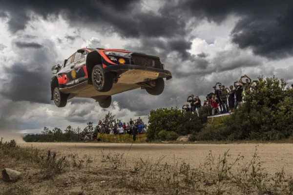 Rally Safari: El campeón mantiene la punta, mientras los demás sufren en Kenia