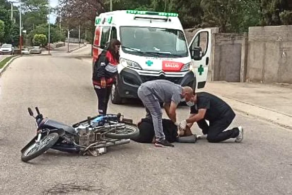 Una motociclista terminó en el hospital tras chocar contra un perro