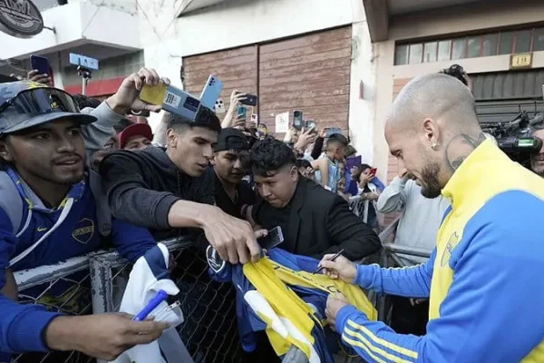 Boca llegó a Sucre y fue recibido por una multitud antes de su debut en la Copa Sudamericana