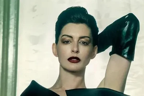 Icons: Anne Hathaway se sumó a la nueva campaña de Versace junto a Cillian Murphy