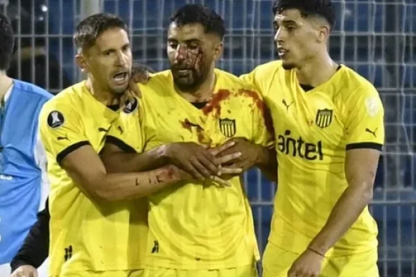 Un jugador de Peñarol recibió un corte tras ser agredido por un hincha de Rosario Central