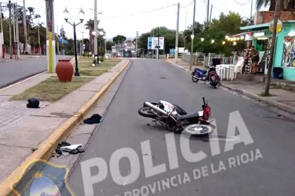 Motociclista cayó de su rodado y terminó internado en el hospital