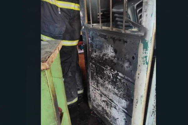 Malvivientes prendieron fuego la puerta de un local de comida por Av. San Nicolas de Bari