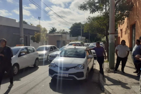 Taxis y remises cortan la calle reclamando aumento de tarifas
