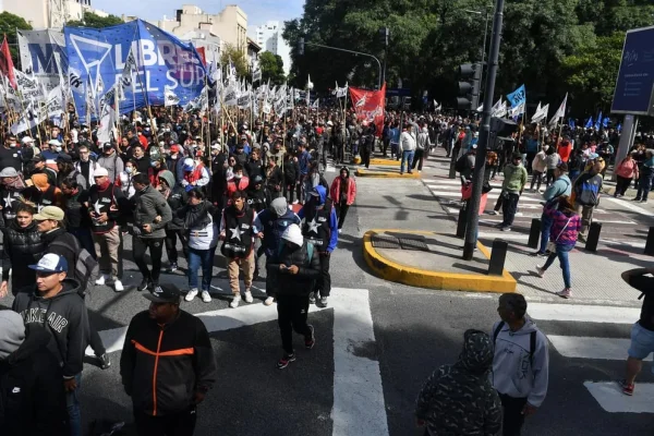 Marcha piquetera: manifestantes realizan un corte total y la avenida 9 de Julio es un caos