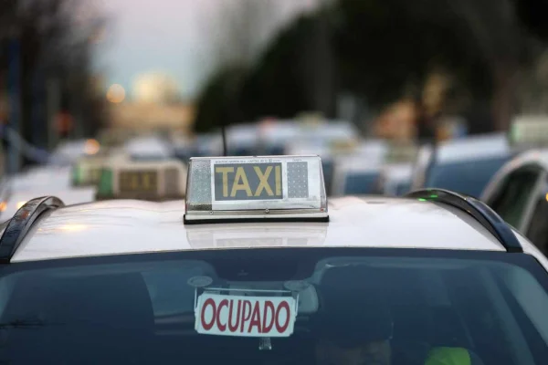 Taxistas y remiseros acordaron un aumento del 40% de las tarifas