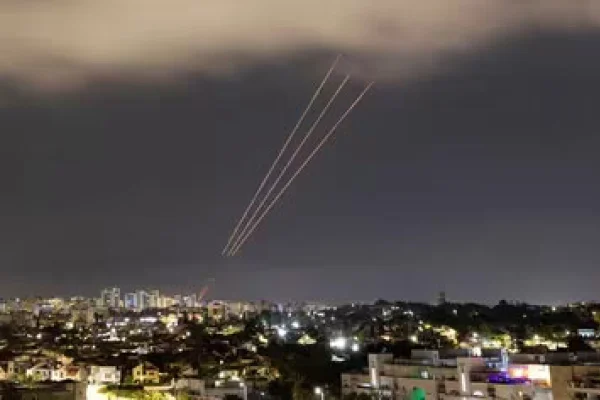 Suenan explosiones y sirenas en varias ciudades de Israel