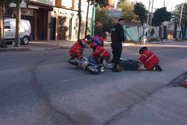 Una mujer de 60 años fue atropellada por una moto mientras cruzaba la calle