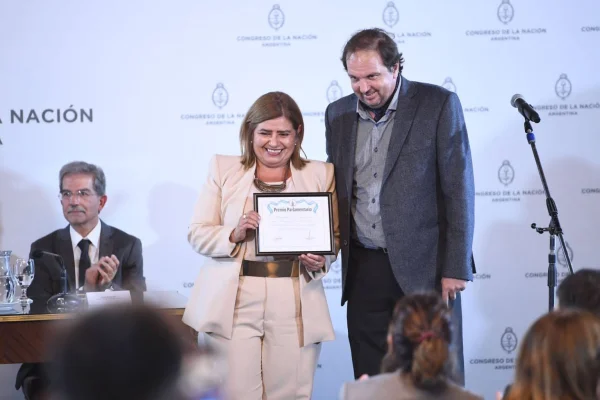 Clara Vega fue reconocida en los premios Parlamentario 2023