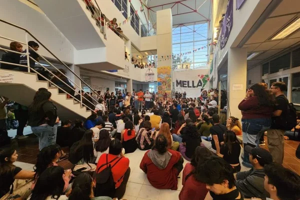 UNLaR: alumnos realizaron una asamblea en reclamo de la educación pública y gratuita