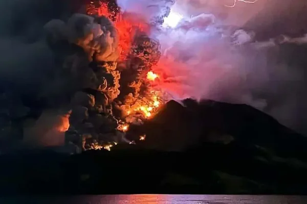 Indonesia: alerta máxima por un volcán que amenaza con provocar un tsunami