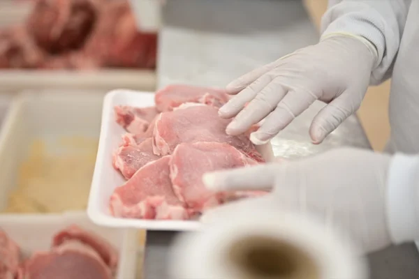 Empresas estatales ofrecerán carne a un 20% de descuento en la Feria del Productor al Consumidor