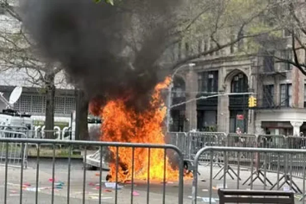 Un hombre se prendió fuego a lo bonzo frente al tribunal donde es juzgado Donald Trump en Nueva York