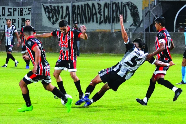 Chacarita triunfó en los penales y sacó a San Vicente del Torneo