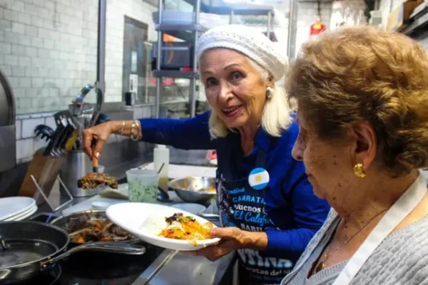 Abrió un restaurante atendido por abuelas de todo el mundo y una argentina deslumbra con su especialidad