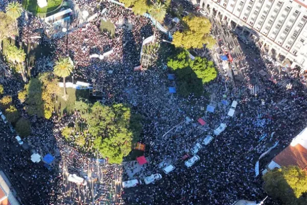La masiva marcha de universitarios llegó a la Plaza de Mayo y se espera la lectura de un documento