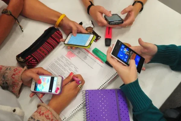 Vuelve la polémica a las aulas: si prohibir o no el uso de celulares