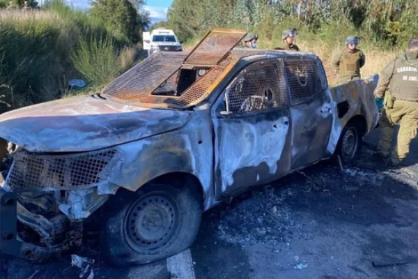 Alarma en Chile: asesinaron a balazos tres carabineros y les prendieron fuego