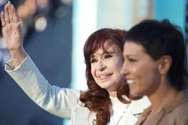 Cristina Kirchner envió un fuerte mensaje a la interna peronista y le pidió a Milei “un golpe de timón”