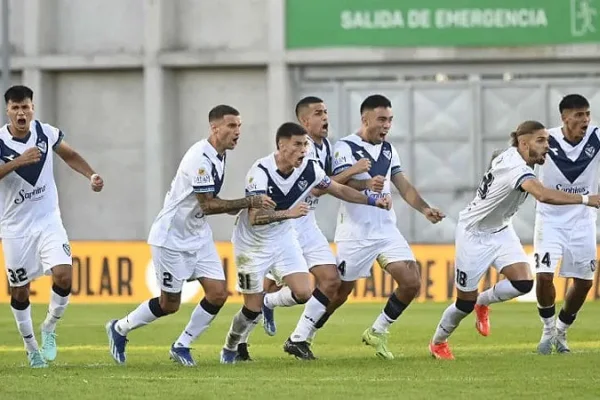 Con uno menos, Vélez venció a Argentinos por penales y es el primer finalista de la Copa LPF