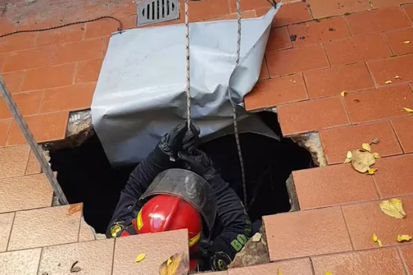 Impactante rescate en La Plata de una mujer de 85 años que cayó en un pozo ciego de casi siete metros de profundidad