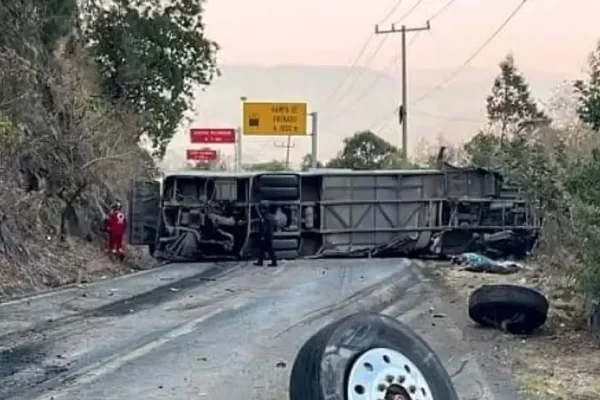 Tragedia en México: vuelca camión con peregrinos y hay 14 muertos y 31 heridos
