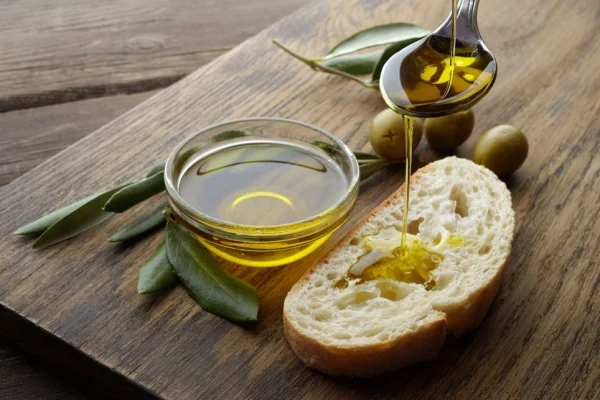 Cómo reconocer un aceite de oliva de calidad y no caer en el engaño