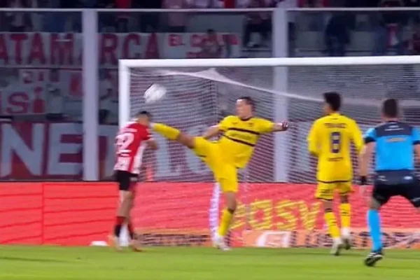 La impactante patada de Cristian Lema que terminó en expulsión, penal y gol de Estudiantes ante Boca